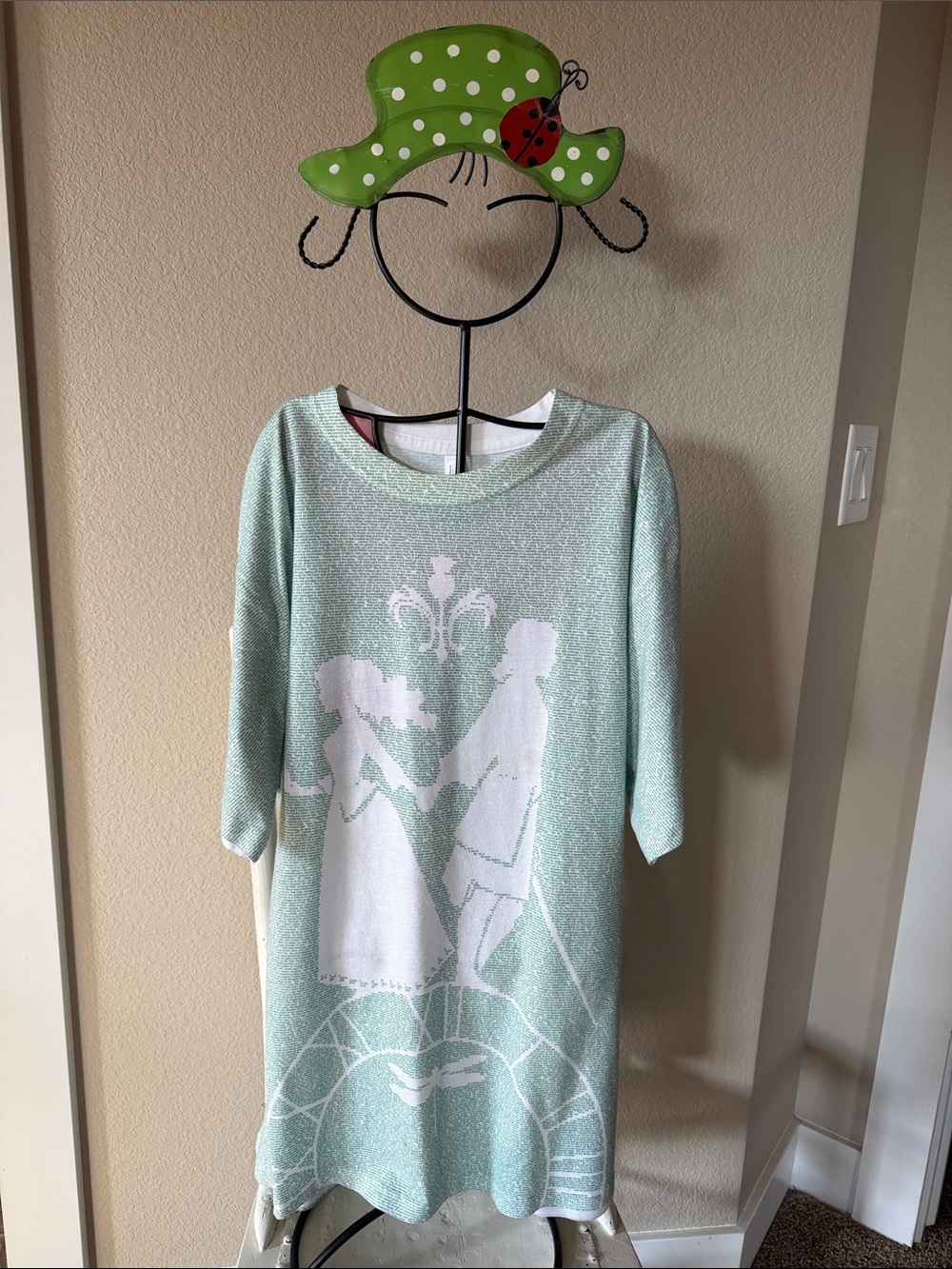 Mint Green Novelty T shirt with White Silhouette of lovers. Printed story. Sz XL